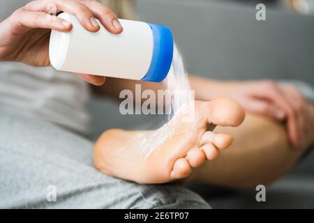 Poudre de talc antifongique sur le pied. Pieds champignon et Talc Banque D'Images