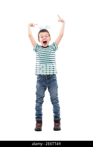 Joyeux jeune enfant excité avec des oreilles de lapin de Pâques pointant vers le haut et criant. Pleine longueur isolée sur fond blanc. Banque D'Images