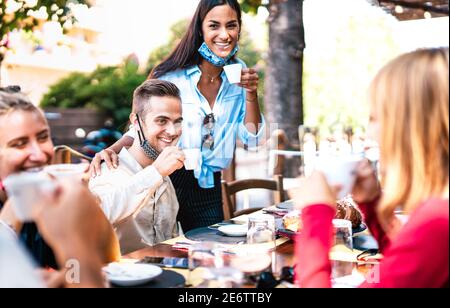 Des amis qui boivent de l'espresso à la maison de café en plein air - jeune millénaire S'amuser ensemble au restaurant du matin - Nouveau style de vie normal concept Banque D'Images