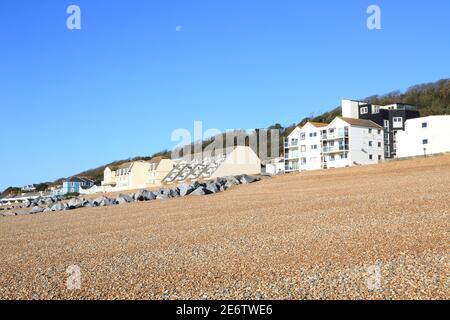 Plage de galets et propriétés de bord de mer à Sandgate, Folkestone, Kent, Angleterre, Royaume-Uni Banque D'Images