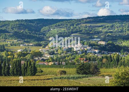 France, Vaucluse, les environs de Seguret, le vignoble C?tes-du-RH?ne et le village de Roaix en arrière-plan Banque D'Images