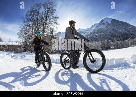 France, haute Savoie, massif du Chablais, Val d'abondance, les portes du Soleil, la Chapelle d'abondance, 1 jeune couple à vélo électrique sur les pistes au pied du Mont de Grange. Banque D'Images