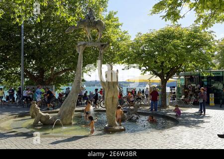 Allemagne, Bade-Wurtemberg, Lac de Constance (Bodensee), Ueberlingen, promenade au bord du lac, Bodenseereiter, fontaine de Peter Lenk Banque D'Images