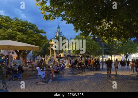 Allemagne, Bade-Wurtemberg, Lac de Constance (Bodensee), Ueberlingen, promenade au bord du lac, Bodenseereiter, fontaine par Peter Lenk et cathédrale Saint-Nicolas (St Nikolaus Munster) en arrière-plan Banque D'Images