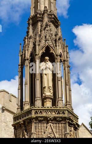 Hugh Latimer figure sur le Mémorial des martyrs, monument en pierre des martyrs du XVIe siècle, Magdalen Street, Oxford, Oxfordshire, Royaume-Uni. Banque D'Images