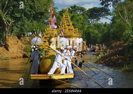 Myanmar (Birmanie), État Shan, festival du lac Inle, procession de la barge royale à mi-chemin entre les villages de Phaw Khone et Yethar Banque D'Images