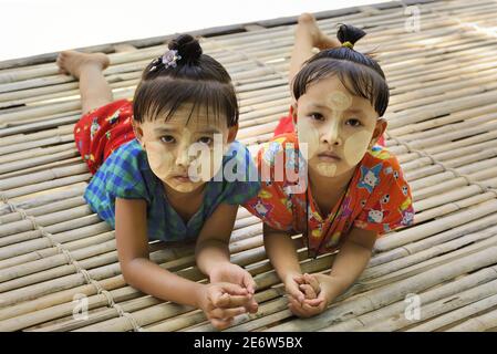 Myanmar (Birmanie), région de Bagan, village de Setyo, petites filles avec thanaka maquillage et la coiffure traditionnelle Banque D'Images