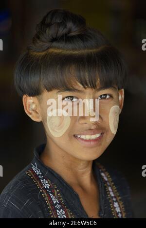 Myanmar (Birmanie), région de Bagan, village de Setyo, Kid avec la coiffure traditionnelle Banque D'Images