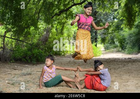 Myanmar (Birmanie), région de Bagan, village de Setyo, enfants en jeu Banque D'Images