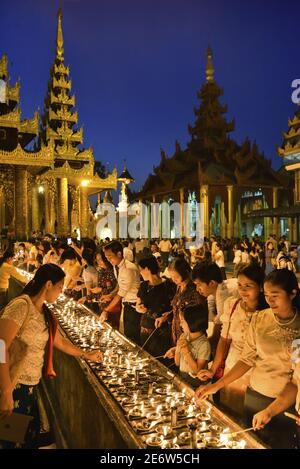 Myanmar (Birmanie), Yangon (Rangoon), pagode Shwedagon de nuit, offre de lumière Banque D'Images