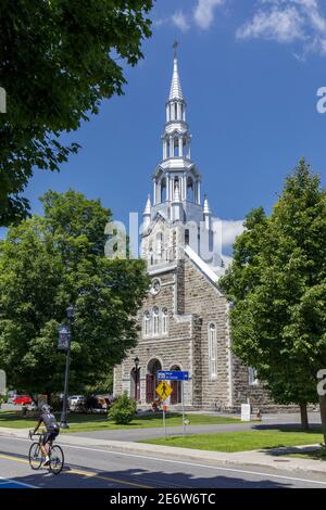 Canada, province de Québec, région des Cantons de l'est ou Estrie, ville de Bromont, le Vieux Village, la rue Shefford, l'église Saint-Fran?ois-Xavier, cycliste Banque D'Images