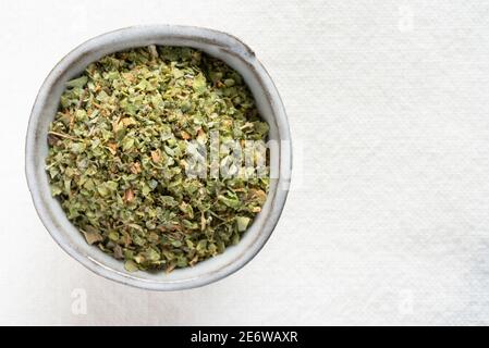 Herbes de marjolaine séchées dans un bol Banque D'Images