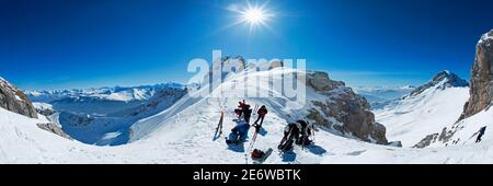 France, haute Savoie, massif de la Bargie, Grand Bornand, ski de randonnée dans la combe de Balafrasse, vue panoramique sur le Col du midi Banque D'Images