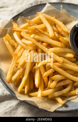 Vinaigre de malt maison frites au sel de mer Banque D'Images