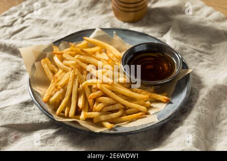 Vinaigre de malt maison frites au sel de mer Banque D'Images