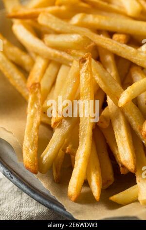 Vinaigre de malt maison frites au sel de mer Banque D'Images