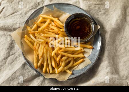 Vinaigre de malt maison frites au sel de mer Banque D'Images