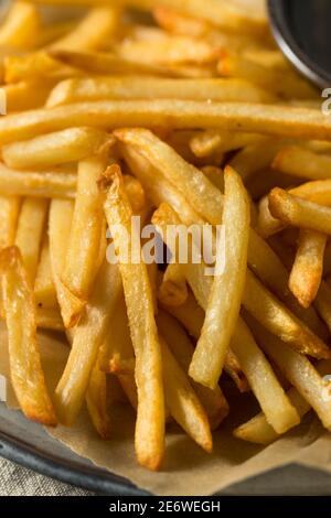 Vinaigre de malt maison frites au sel de mer Banque D'Images