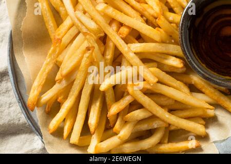 Vinaigre de malt maison frites au sel de mer Banque D'Images