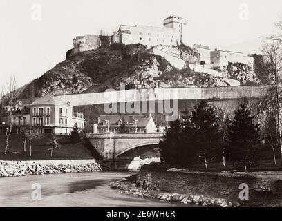 Photographie ancienne du XIXe siècle : vue de Lourdes, France Banque D'Images