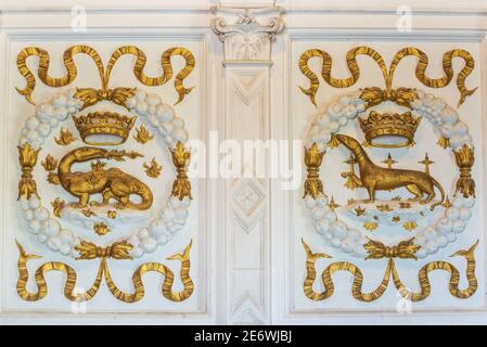 France, Indre et Loire, Chenonceaux, Vallée de la Loire classée au patrimoine mondial de l'UNESCO, Château de la Loire, Château de Chenonceau, emblème de la salamandre de François Ier, symbole de l'hermine d'Anne de Bretagne dans le salon Louis XIV Banque D'Images