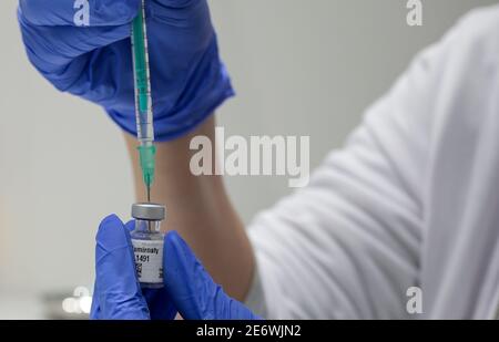 ALLEMAGNE, Hambourg, corona pandémie, plus grand centre de vaccination en Allemagne, pour max quotidien 7000 personnes, préperation du vaccin Comirnaty de Biontech Pfizer, un nouveau mRNA vac développé, pour vacciner les personnes âgées du groupe à haut risque de plus de 80 ans - pharmacologie vaccinologie les vaccins modernes VAC vaccinent Banque D'Images