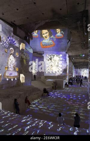 France, Bouches du RH?ne, Parc naturel régional des Alpilles, les Baux de Provence, labellisés les plus Beaux villages de France, les Carri?res de Lumi?res, spectacle audiovisuel Dali, l'interminable Enigma Banque D'Images