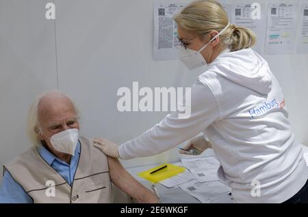 ALLEMAGNE, Hambourg, corona pandémie, plus grand centre de vaccination en Allemagne, pour max quotidien 7000 personnes, préperation du vaccin Comirnaty de Biontech Pfizer, un nouveau mRNA vac développé, pour vacciner les personnes âgées du groupe à haut risque de plus de 80 ans - pharmacologie vaccinologie les vaccins modernes VAC vaccinent Banque D'Images