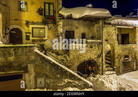 La ville de Rocca Pia après une forte chute de neige illuminée par les lumières artificielles jaunes.Roccapia, province de l'Aquila, Abruzzes, Italie, Europe Banque D'Images