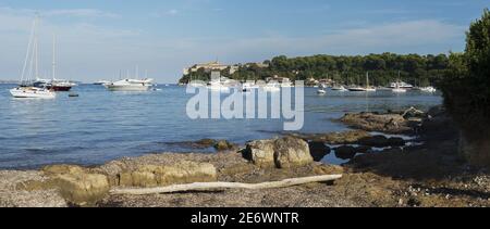 France, Alpes Maritimes, Cannes, Iles de Lérins, Ile de Saint Margaret, vue panoramique sur le port Banque D'Images