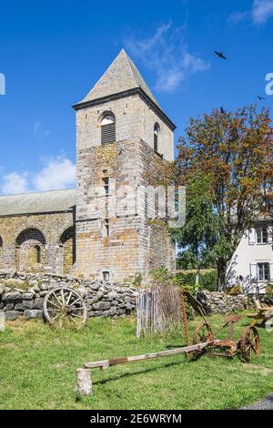 France, Aveyron, Réserve naturelle régionale d'Aubrac, village d'Aubrac sur la via Podiensis, l'un des itinéraires de pèlerinage à Saint-Jacques-de-Compostelle ou GR 65 (site classé au patrimoine mondial de l'UNESCO), vestiges du XIIe siècle Domerie d'Aubrac, église notre-Dame-des-Pauvres Banque D'Images