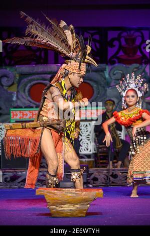 Danse de la culture IBAN au Sarawak Culture Village à Kuching Malaisie Banque D'Images