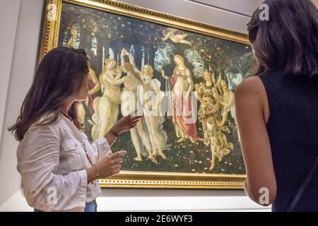 Italie, Toscane, Florence, centre historique classé au patrimoine mondial de l'UNESCO, musée de la Galleria degli Uffizi (Galerie des Offices), visite avec guide touristique Alice le Bot en face de Sandro Botticelli, printemps (la Primavera) peint en 1478 Banque D'Images