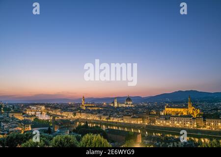 Italie, Toscane, Florence, centre historique classé au patrimoine mondial de l'UNESCO, vue sur la cathédrale Santa Maria del Fiore et le Palazzo Vecchio depuis la basilique de San Miniato al Monte Banque D'Images