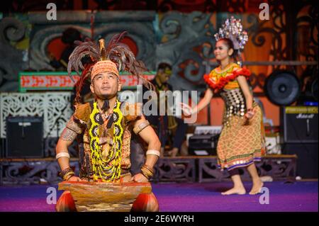 Danse de la culture IBAN au Sarawak Culture Village à Kuching Malaisie Banque D'Images