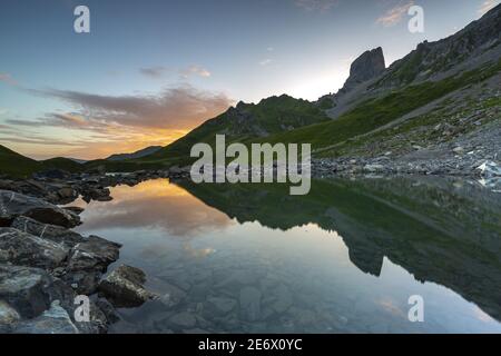 France, Savoie, massif de Beaufortain, Lac d'Amour (2250m) et Pierra Menta Banque D'Images