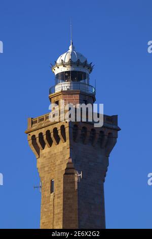 France, Finist?re (29), Penmarc'h, Pointe de Penmarc'h, la coupole et la lanterne du phare d'Eckmuhl sur le port de Saint-Pierre Banque D'Images