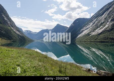 Lac Jolstravatnet près du parc national de Jostedalsbreen en Norvège Banque D'Images