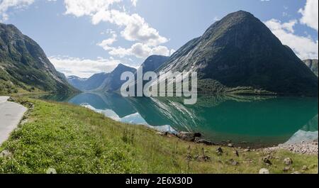 Lac Jolstravatnet près du parc national de Jostedalsbreen en Norvège Banque D'Images