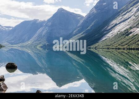 Lac Jolstravatnet près du parc national de Jostedalsbreen en Norvège Banque D'Images