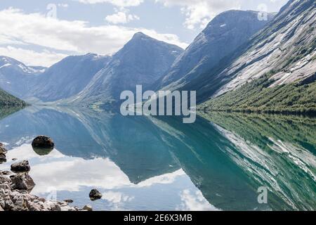 Lac Jolstravatnet près du parc national de Jostedalsbreen en Norvège Banque D'Images