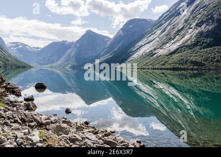 Lac Jolstravatnet près du parc national de Jostedalsbreen en Norvège Banque D'Images