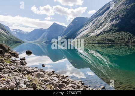 Lac Jolstravatnet près du parc national de Jostedalsbreen en Norvège Banque D'Images