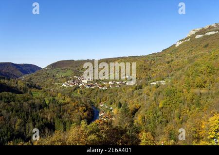 France, Doubs, Mouthier haute Pierre, vue sur la vallée de la Loue, le village de Mouthier haute Pierre et Roche de Hautepierre (rocher de Hautepierre) Banque D'Images