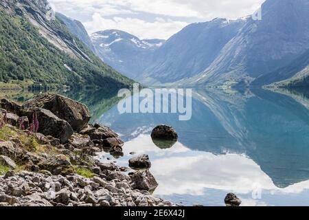 Lac Jolstravatnet près du parc national de Jostedalsbreen en Norvège Banque D'Images