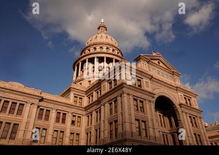 Austin, TX USA, 12 janvier 2021: Le dôme du Capitole du Texas est mis en évidence le jour d'ouverture de la 87e session législative. Des défis attendent les législateurs car la pandémie du coronavirus fait toujours rage dans l'État de Lone Star. ©Bob Daemmrich Banque D'Images