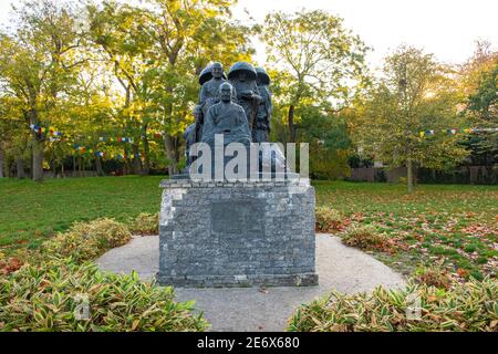 France, Paris, Bois de Vincennes, Lac Daumesnil en automne, oeuvre de Torao Yazaki intitulée Pilgrims de nuages et d'eau Banque D'Images