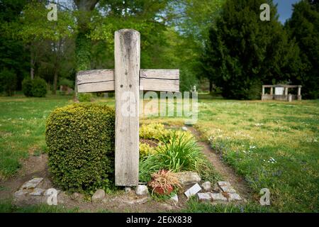 Croix en bois sur une tombe du cimetière Banque D'Images