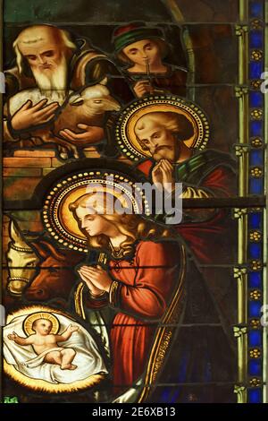 France, Dordogne, Molieres, église notre-Dame-de-la-Nativite, vitraux représentant la nativité Banque D'Images