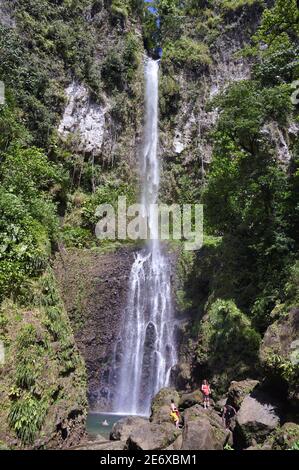 Caraïbes, Dominique Island, Morne trois Pitons National Park classé au patrimoine mondial par l'UNESCO, randonneur aux chutes Middleham sur le sentier de randonnée de Waitukubuli qui traverse l'île Banque D'Images